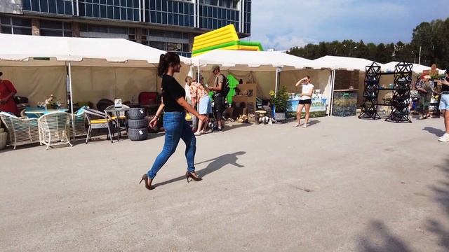 Дефиле модельного агентства Global Russian Models на выставке в Краснообске смотреть онлайн