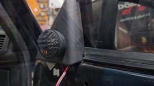 Установка акустических динамиков DL Audio Anaconda 165 Comp в Niva L