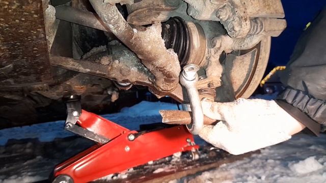 Демонтаж шаровой опоры при помощи лома. смотреть онлайн