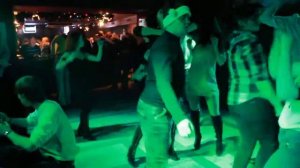 толстый парень нам танцует