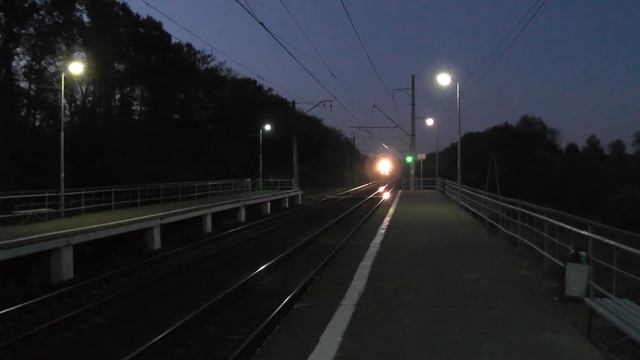 Электровоз ЧС7 с фирменным поездом "Сож" смотреть онлайн