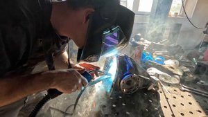 Делаем басистый и злой выхлоп Mercedes - benz e 190  , в авто- ком