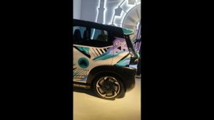 Электромобиль будущего на выставке в Москве.