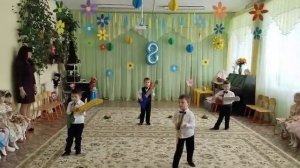 Танец на 8 марта. Мальчики средней группы.