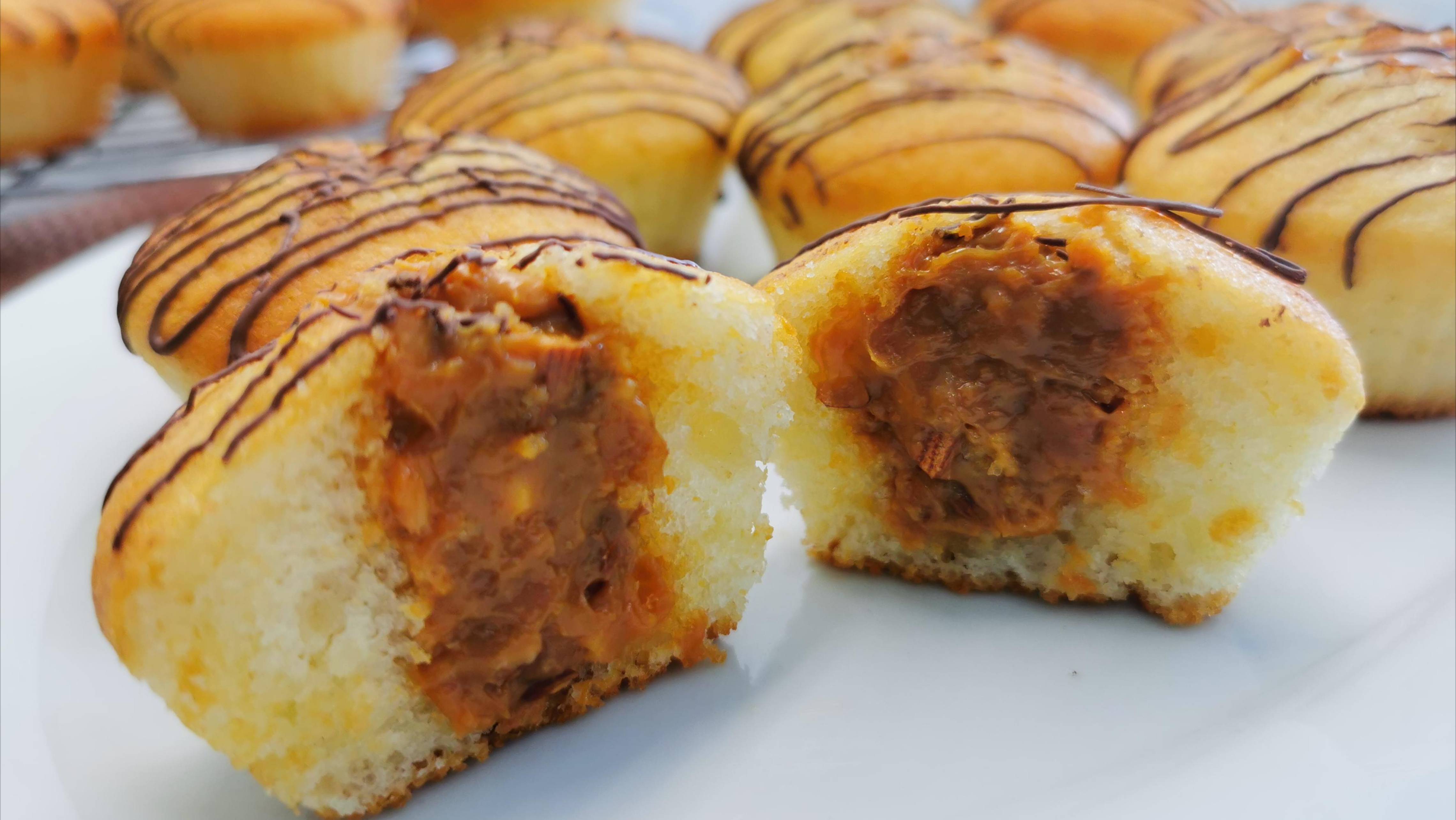 Кексы с начинкой из варёной сгущенки и миндаля. БЫСТРО, ПРОСТО, ВКУСНО!!!😋👍 смотреть онлайн