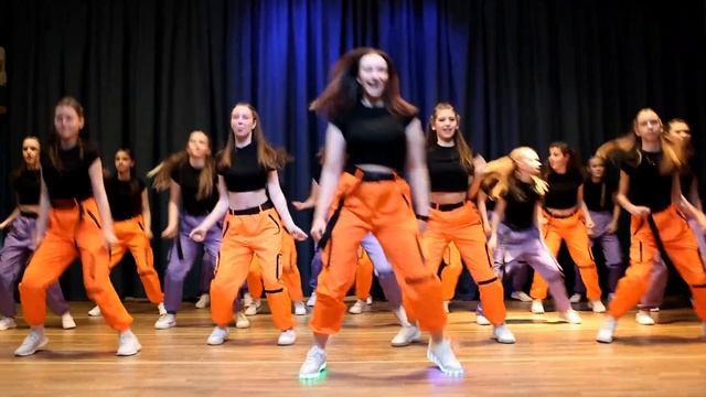 Идея Флешмоба для детей | Девочки танцуют под We will we will смотреть онлайн