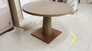 Шпонированный стол круглый