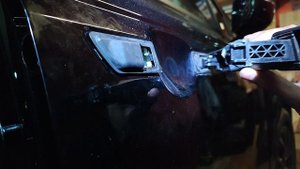 Как снять ручку двери Kia Carnival 4, Как снять дверную ручку