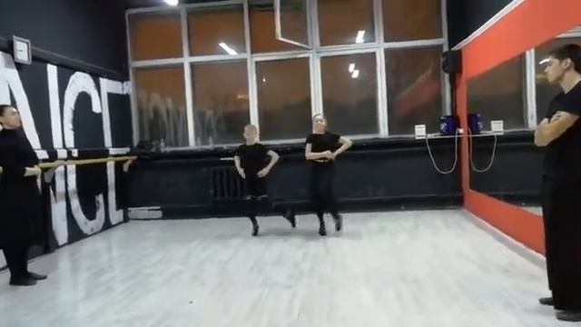 На уроке лезгинки (боковая ковырялка в исполнении Ван?