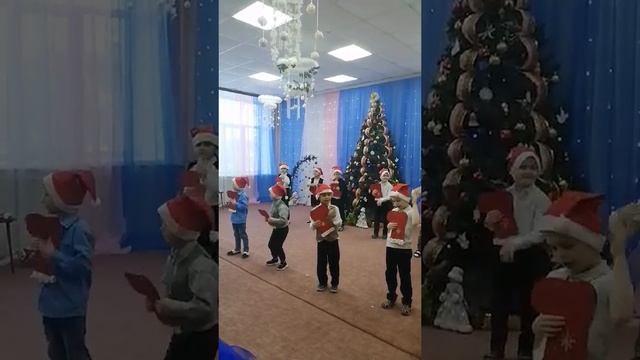 Танец Санта Клаусов на Новогодний праздник, подготови смотреть онлайн