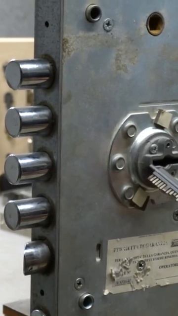 вскрытие замка atra 6+6 абучение открытию замков. сайт: http://medvejatnik.kiev.ua смотреть онлайн