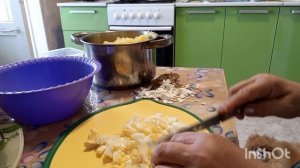 Готовлю. окрошку и много говорю.