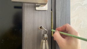 Как  САМОМУ установить ОТВЕТНУЮ планку ЗАМКА?  ЛАЙФХАК