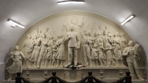 Скульптура Сталина в окружении детей и рабочих в переходе на станции метро Таганская