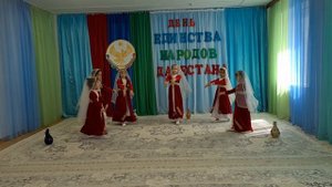 Девичий танец с кувшинами