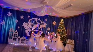 танец снежинок (старшая группа)