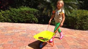 Диана и Рома - Диана кормит животных   Что едят животные