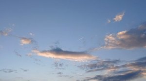 САМОЛЁТ РАЗРЕЗАЕТ ВЕЧЕРНИЕ ОБЛАКА.