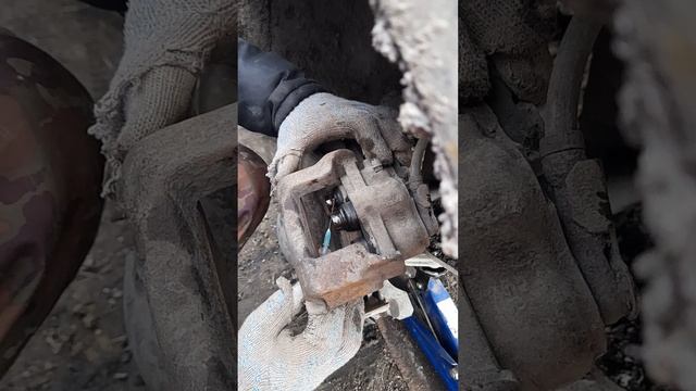 Реанимация рабочих цилиндров передних тормозов на ни? смотреть онлайн