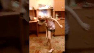 Девочка танцует просто класс.