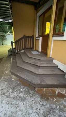 Монтаж углового крылечка завершен