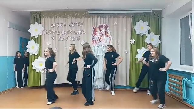 🏫ТАНЕЦ НА ДЕНЬ МАТЕРИ В ШКОЛЕ🏫 смотреть онлайн