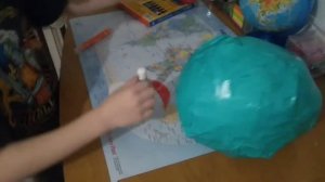 Пиньята своими руками. Просто и быстро. Простейшая пиньята с конфетами руками ребёнка.