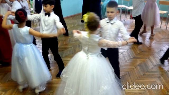 ПЕРВЫЙ БАЛ ТРЕТЬЕКЛАССНИКОВ... ВАЛЬС! смотреть онлайн