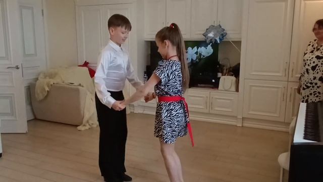 Диана и Арсений танцевальное попурри домашний конце?