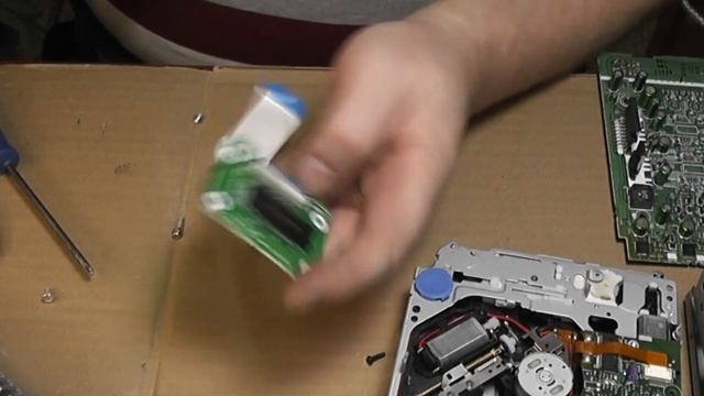 Старая автомагнитола на разбор. В поисках золота. смотреть онлайн