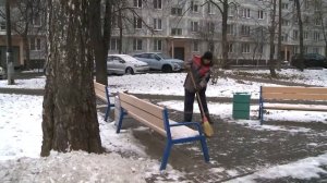 (12+) Мытищинские дворники зачищают улицы от снега