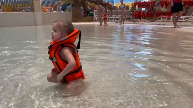 Маша первый раз в АКВАПАРКЕ! смотреть онлайн