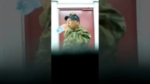 У мужика штаны порваны угар