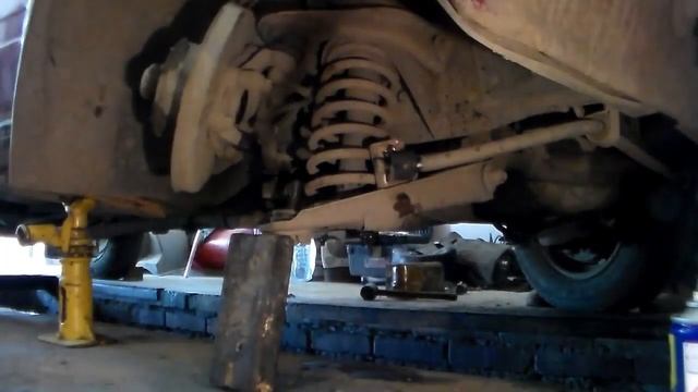 Разборка передка ВАЗ: снятие пружины и нижнего рычага. смотреть онлайн
