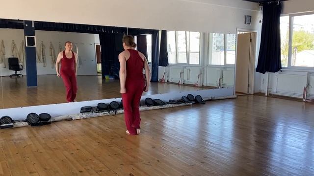 K-pop dance під українську версію Rammstein "Сонце" для вистави "Вій". Зв'язка під музику 1 частина