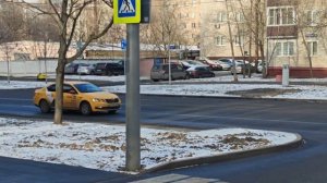 Робот курьер едет