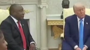 Дональд Трамп отчитал президента ЮАР Сирила Рамафосу из-за притеснения белых в ЮАР.