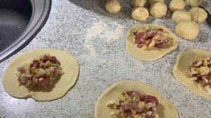 Испекла курники на скорую руку.