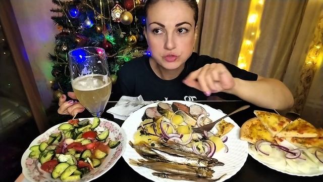 Мукбанг🐟Скумбрия, копчёная мойва, картофель с луком,