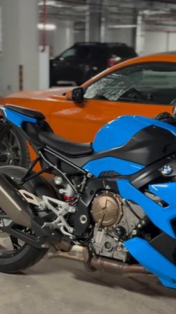 BMW s1000r 2022 год  и Ford Mustang