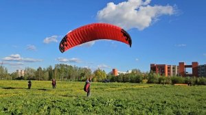 Школьники устроили турнир по парапланеризму по наземной подготовке. Он отжал 2 место этим движем