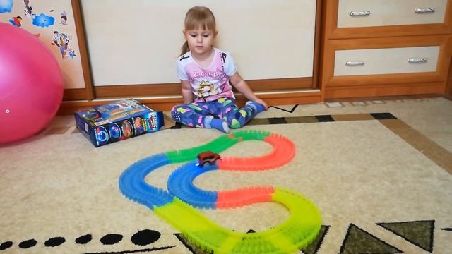 Машина со светящимися Фарами magic tracks Crazy Car смотреть онлайн