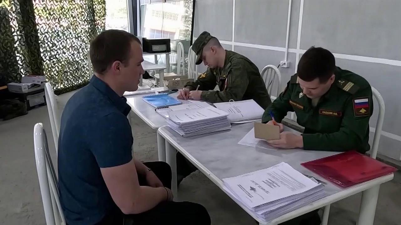 Тысячи добровольцев по всей стране приходят в пункты отбора