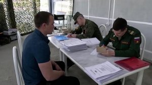 Тысячи добровольцев по всей стране приходят в пункты отбора