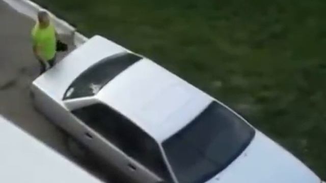 Прикол, мужик запирает машину Ржачь просто нереальный, такой идиот! смотреть онлайн
