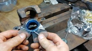 Приспособление для установки тормозного поршня.