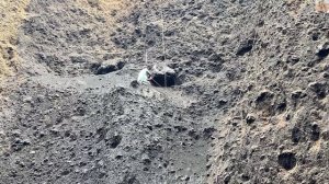 Строительство, шахтёры сбивают песок со стен карьера