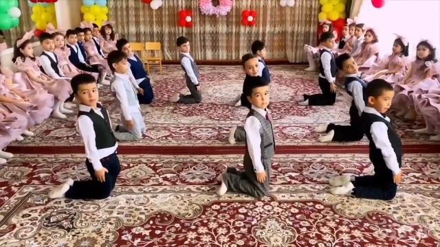 Красивый танец мальчиков для мам. Детский сад 99 смотреть онлайн