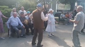 Песни, танцы под гармонь в парке Гомеля.