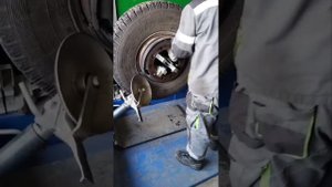 Шиномонтаж грузового колеса на станке